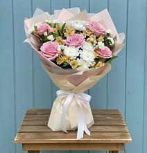 Букет цветов из:  Гвоздики, Орхидеи и Розы в Иркутске