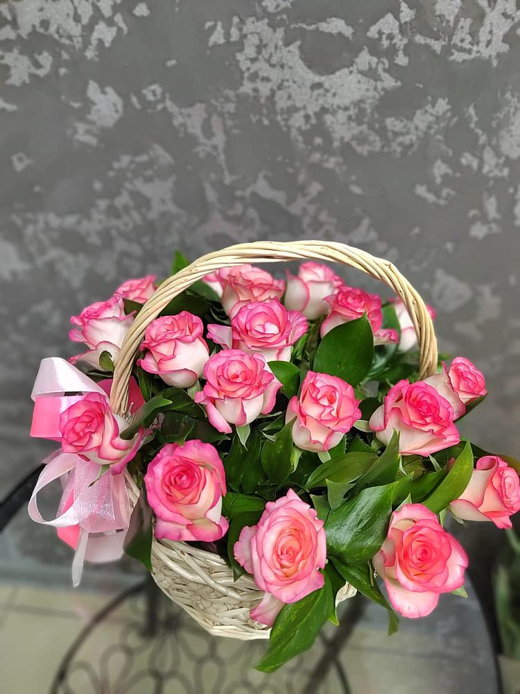 Цветочная композиция из Розы в корзине в Иркутске