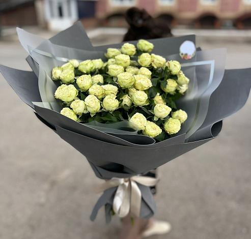 Букет Белые кустовые розы Солинеро в Иркутске