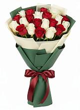 Букет Микс из красных и белых роз в Иркутске