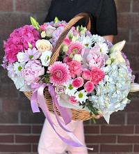 Композиция солнечный день в Иркутске Цветочная композиция из Розы, Хризантемы, Пионы и Лизиантусы в корзине в Иркутске