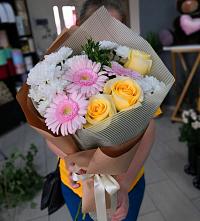 Букет цветов из:  Герберы, Розы и Хризантемы в Иркутске