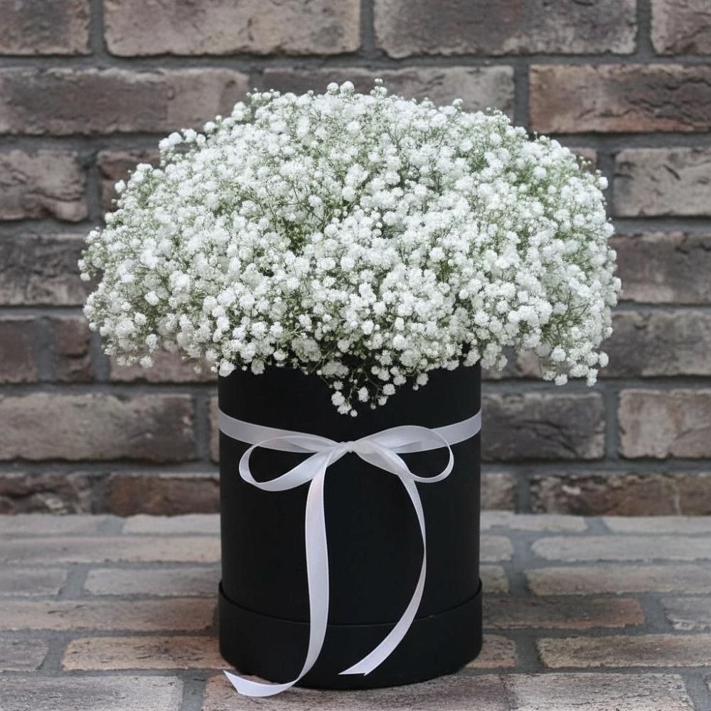 Цветочная композиция из Гипсофила в шляпной коробке в Иркутске