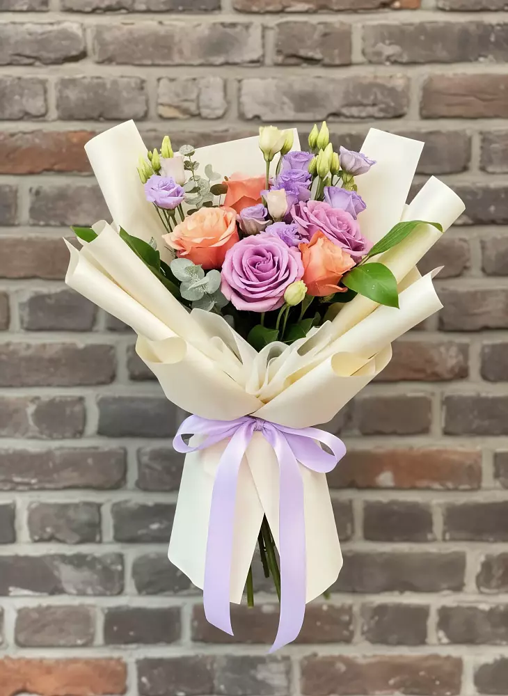 Букет цветов из: Лизиантусы и Розы в Иркутске