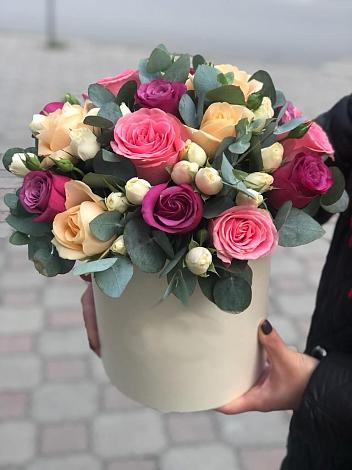 Цветочная композиция из Розы в шляпной коробке в Иркутске
