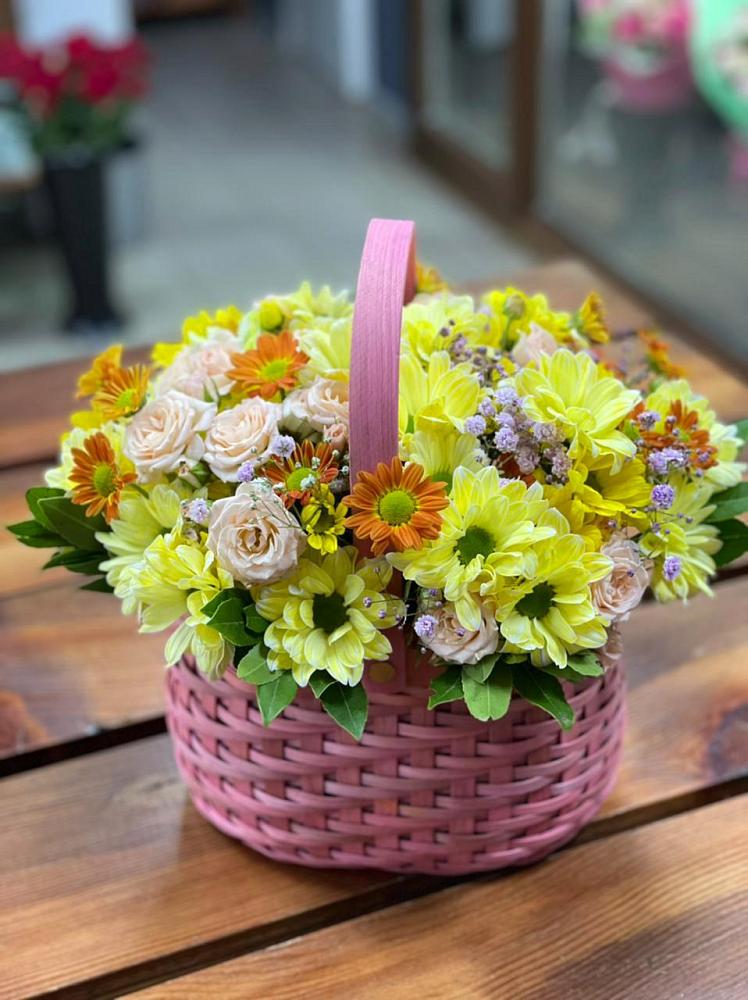 Цветочная композиция из Хризантемы и Розы в корзине в Иркутске
