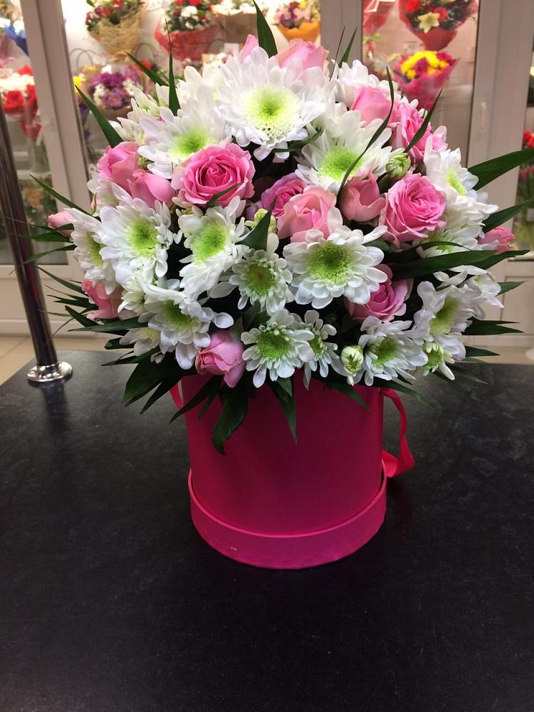 Цветочная композиция из Розы и Хризантемы в шляпной коробке в Иркутске