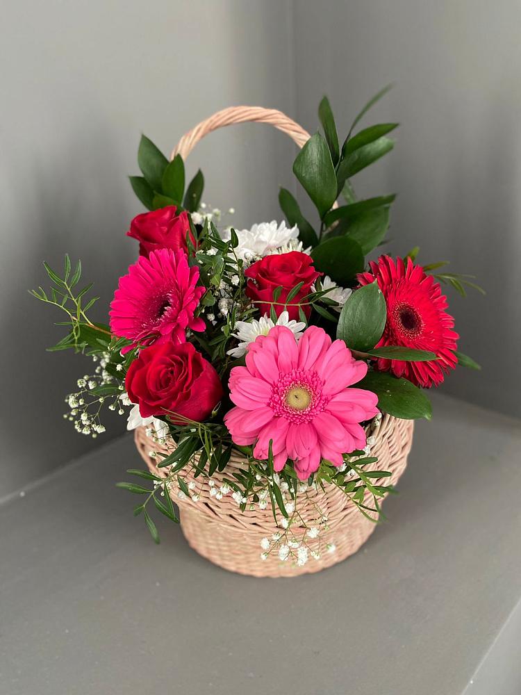 Цветочная композиция из Розы, Хризантемы и Герберы в корзине в Иркутске