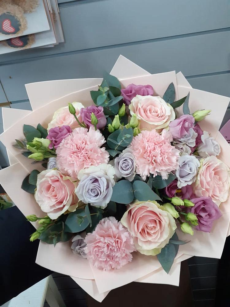 Букет цветов из: Розы, Гвоздики и Лизиантусы в Иркутске