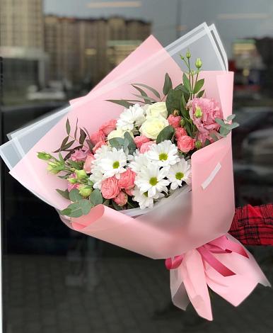 Букет цветов из: Розы, Лизиантусы и Хризантемы в Иркутске